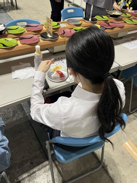 【朗報】本日AKB握手会のケータリングで、ズワイガニが提供されるw w w w w w w w w w