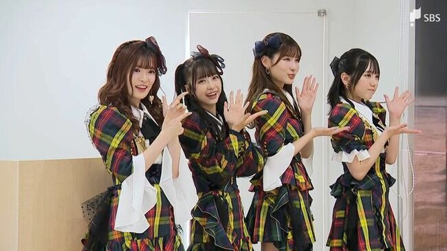AKB48が“静岡空港”に立つ 到着口に巨大ロールスクリーン登場！ 人気アイドルが国内外にPRする理由！！！
