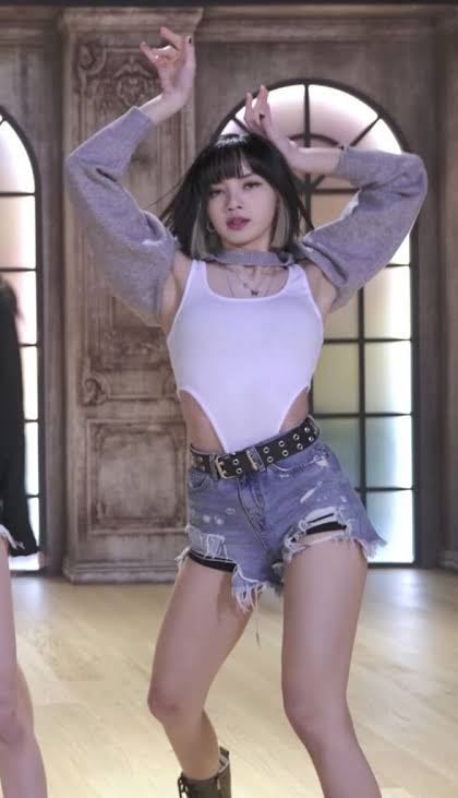 【朗報】国民的アイドル、ドスケベ衣装を着てしまう