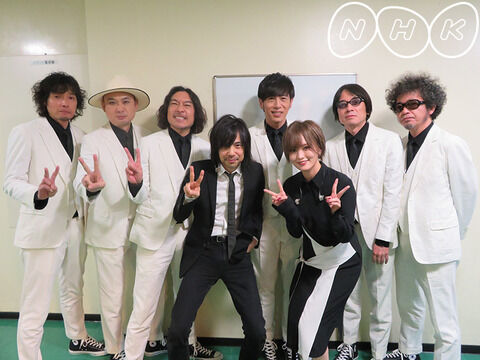 山本彩、おじさんに囲まれる