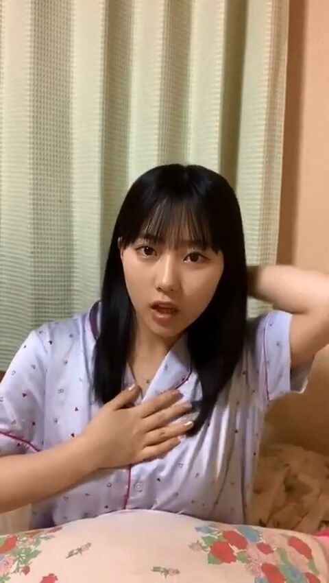 みくりんがパジャマでインスタライブやってたけど胸元ゆるくて必死に何度も胸の辺り隠しててエロかった