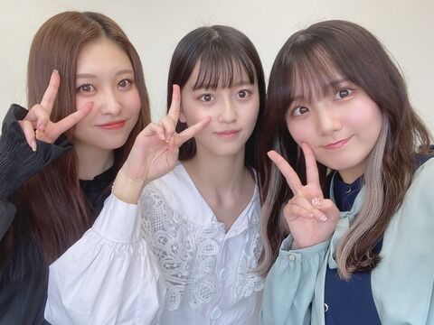 【悲報】映画主演女優と特撮ヒロイン女優に挟まれた18期メンバーがド緊張で顔がこわばってしまう