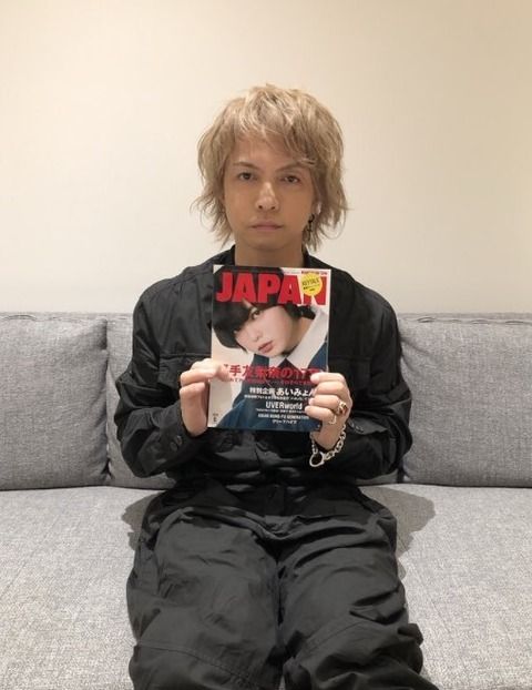 日本を代表するロックミュージシャンHydeさん、ロック界の新星 欅坂46平手友梨奈さん表紙のロキノン持って記念撮影ｗｗｗｗ
