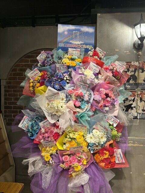 俺たちの陽菜ちゃんが研究生公演を見に行って推しのペンライト振ってた