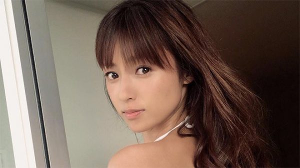 【画像】深田恭子さん、生足がエロ過ぎる・・・・・・