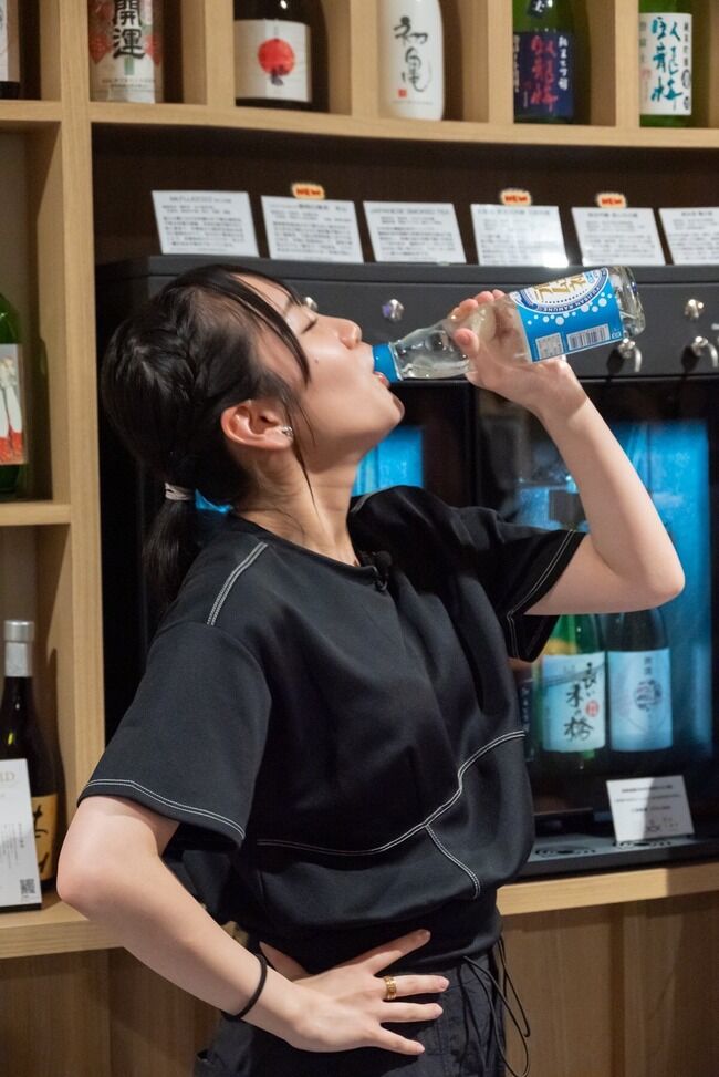 田口愛佳さんによる「ラムネの飲み方」をご覧ください【AKB48】