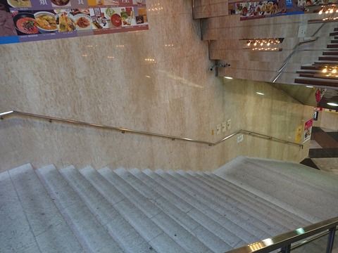 【大悲報】 名古屋駅 エスカ・SKEのポスターを全て剥がす……コラボ終了か⁈…………………