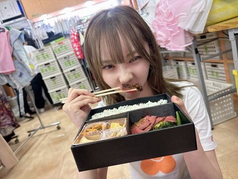弁当食べるおかりなちゃんが愛おしい【岡田梨奈】