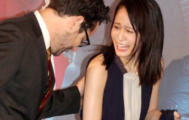[動画] 前田敦子、エレガントなロングドレス姿　裾踏みよろけてJ.J.エイブラムズがエスコート（MAiDiGiTV）