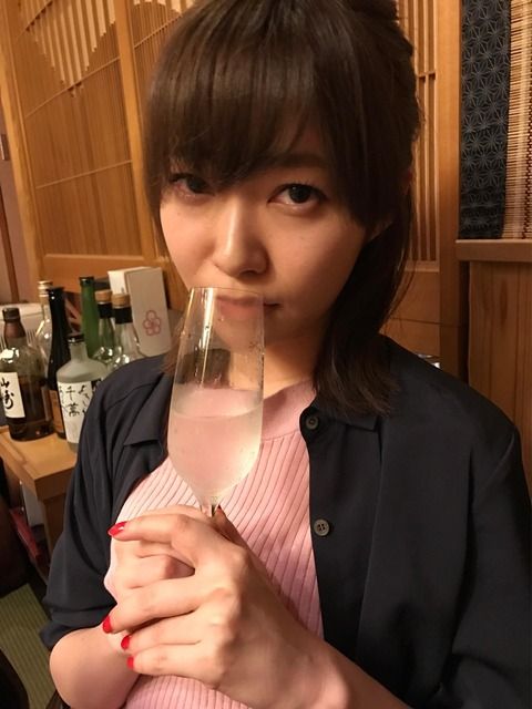 【悲報】秋元康などAKBに関わる権力者達と指原莉乃が密会