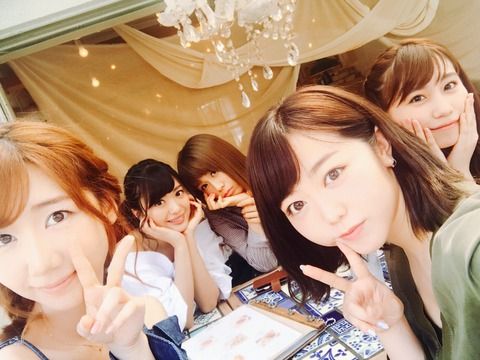 【悲報】大家が北原、峯岸、柏木、小嶋真子との5ショット掲載