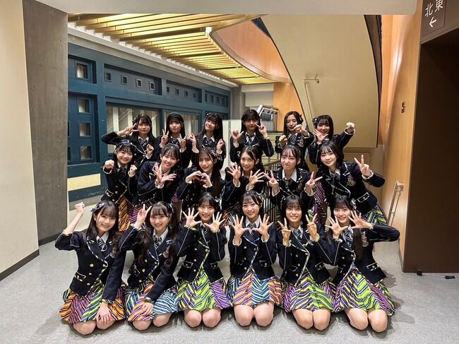 【朗報】最新の17期18期研究生集合写真ｷﾀ━━━━(ﾟ∀ﾟ)━━━━!!【AKB48武道館１日目 17期・18期研究生で集合写真を撮る】
