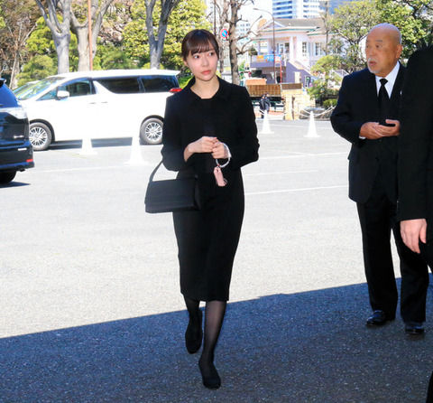【妖艶】喪服姿の指原莉乃ちゃんをご覧ください