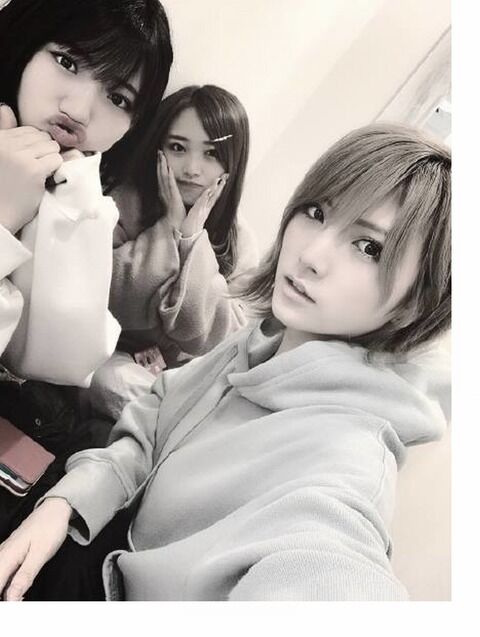 【悲報】 岡田なぁちゃんが向井地みーおんが左手薬指に指輪をつけてる写真を載せてしまう