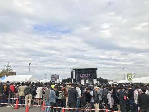愛知県民だけどイオンモール行ったらオッサンが行列作ってて買い物の邪魔なんだけど？！