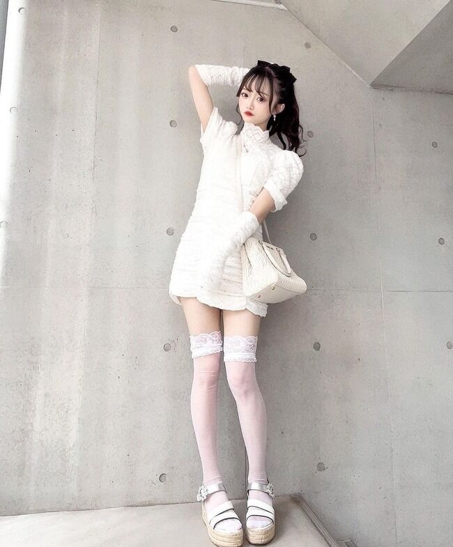 【アイドル】NGT48中井りか、絶対領域あらわな超ミニスカ姿に反響 「悩ましい雰囲気たっぷり」「破壊力えぐい」【りか姫画像】