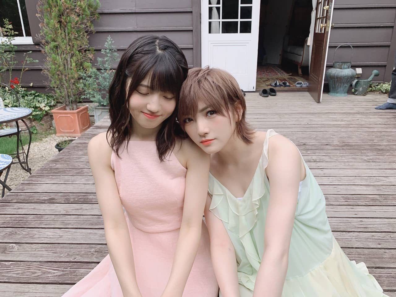 AKB48 岡田奈々＆村山彩希、表紙グラビアオフショット「BIG ONE GIRLS 2019年11月号」
