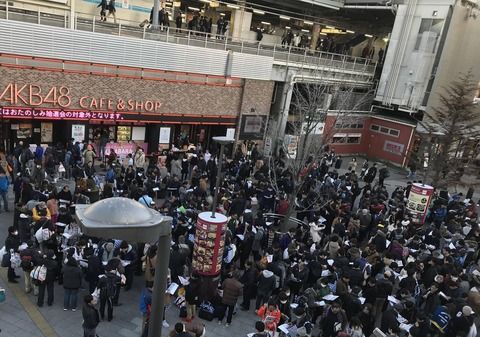 【速報】 元日からAKB48カフェに集結するヲタwwwwwwwwwwww