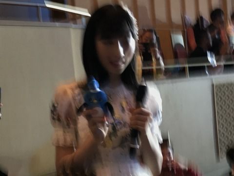 コンサートで クソ席でも通路側席だから撮影タイムで神席やん！ って風潮 w w w w w w w w w w w