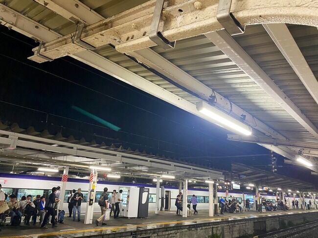 【画像】アイドルのコンサート帰路で台風難民になった大月駅のオタクに食糧が配布される！！【つばきファクトリーの夏祭り2024～灼熱～】