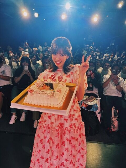 運上弘菜さんのバースデーイベントに集まった方々をご覧ください