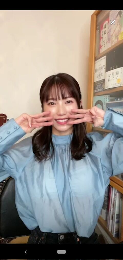 横山由依はんが生配信で着てる服がスケスケで配信中ずっと服の下のブラジャー見えっぱなしだったんだけど