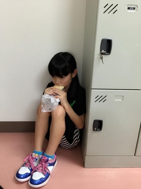 【画像アリ】おい！今村麻莉愛ちゃんがロッカーの隣で体育座りしながらメロンパン食べてるぞ…【HKT48】