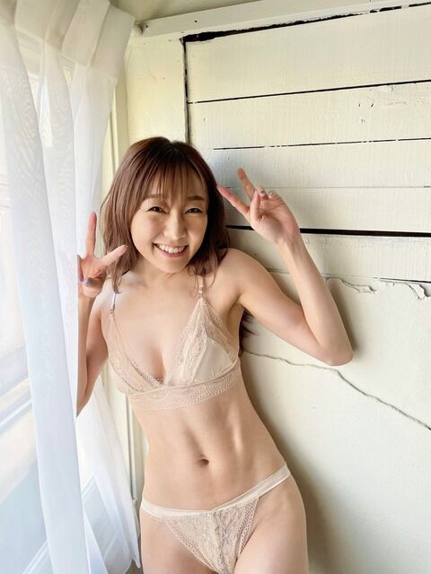 「可愛い過ぎる」須田亜香里、ランジェリー姿でセクシー美尻披露！アイドル人生最後のグラビア「惚れちゃう」絶賛の声殺到