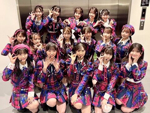 AKBの新衣装とモームスの衣装が酷似ｗｗｗｗｗｗ