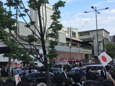 【速報】AKB48カフェ前に警察官が大量出動!!!