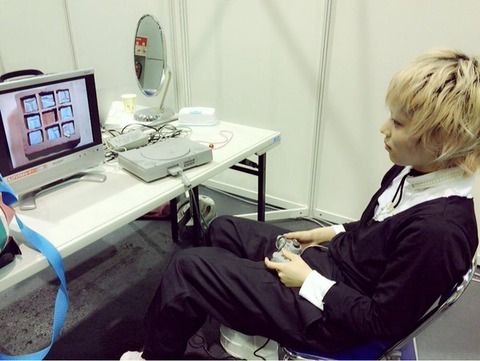 木下百花が握手会待機中にプレステでゲームしてるwww