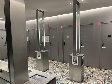 【新宿】「ホテル代もったいないから」歌舞伎町タワーのジェンダーレストイレが「パパ活現場」になっていた！