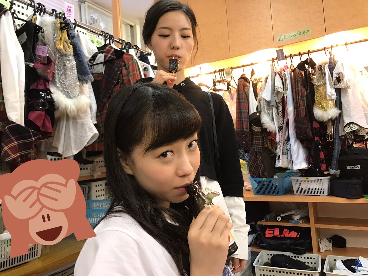 【画像あり】 後ろのハンガーにかかっている【NMB48】