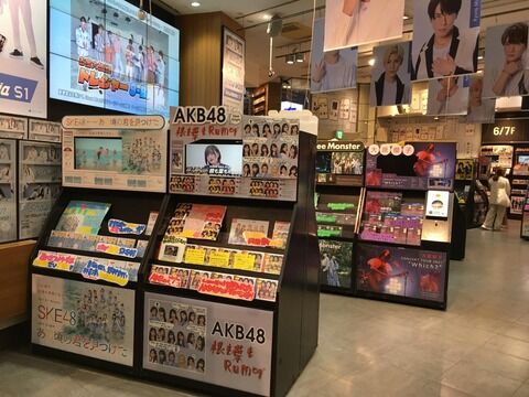 【悲報】AKBさん、本日が1年半ぶりのシングル発売日にも関わらずCDショップで冷遇される