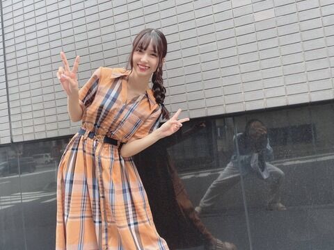【悲報】俺たちの陽菜ちゃんの写真に怪しい奴が写り込む