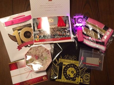 【朗報】AKB48劇場「10年祭」で古参ヲタに配られた記念品の数々www【48G】