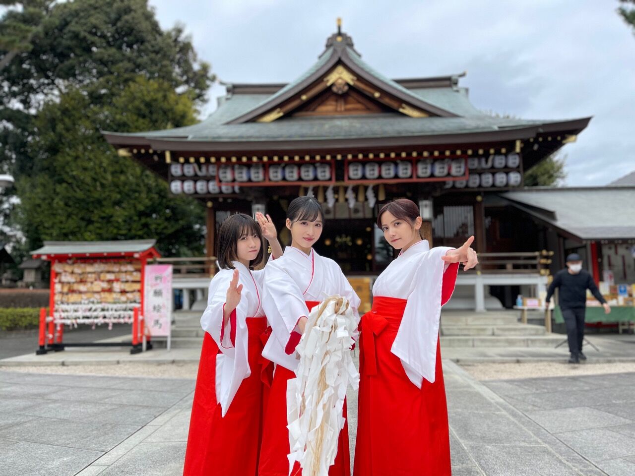 AKB48 小栗有以が「クイズ！THE違和感 2時間SP」に出演！3人の巫女が事件を解決！