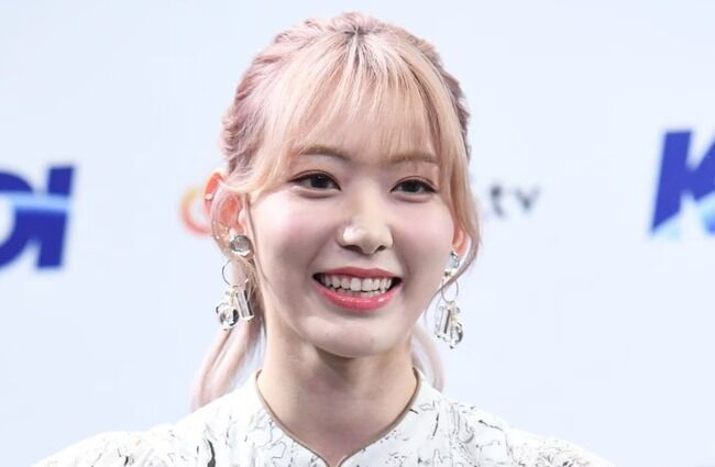 【文春砲】宮脇咲良に「プロではない」「レベルを下げている」と厳しい声も…なぜLE SSERAFIMは韓国でこれほど批判されているのか〈現地記者が解説〉【元HKT48さくらたん】