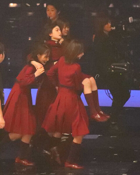【炎上】　平手友梨奈さん、紅白で卒倒してメンバーに担がれてる姿がヤバイと批判殺到ｗｗｗｗｗｗｗｗ