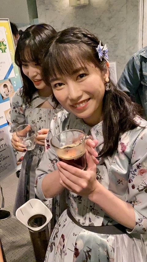 【朗報】AKB48、コンサートで ヲタへ水を無料で振る舞うwwwwww