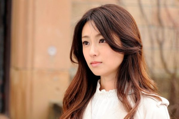 【画像】深田恭子の小麦色のむっちり太ももがエッチ過ぎるwwwwwwwwwwwwwwww