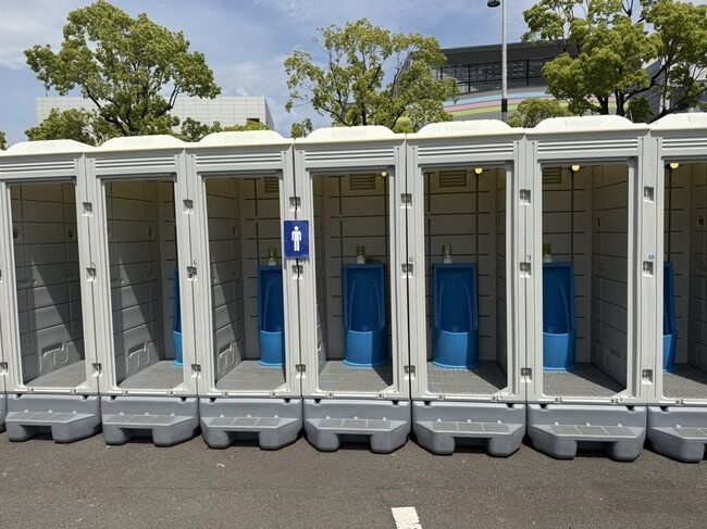 【炎上】iLiFE!イベントの仮設男子トイレがドア無しで女子から丸見え→人権侵害だと炎上・・・