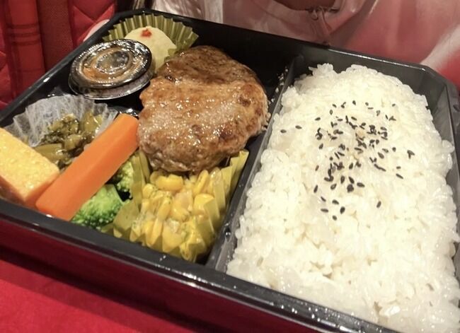 昨日 AKB48劇場で研究生に出されたお弁当をご覧ください!!【北海道産黒牛100%黒牛バーグ弁当】