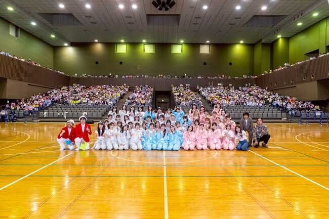 【画像】AKB48のファン層をご覧下さい！今日のAKB運動会は女ヲタ多かった！カップルも多かった