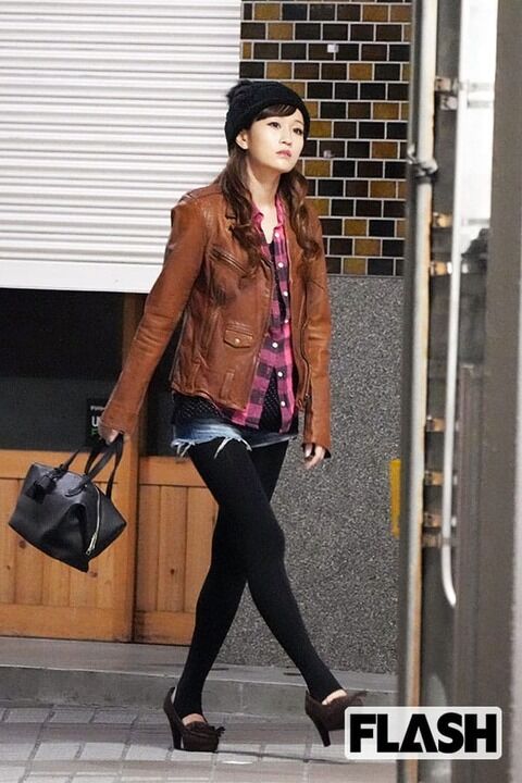 【悲報】前田敦子(30)さん、ギャルメイク＆ホットパンツで徘徊する姿を撮られる