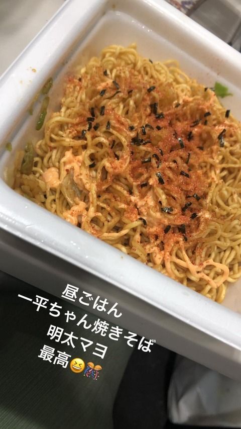 【悲報】AKB48握手会の昼飯がカップ焼きそば