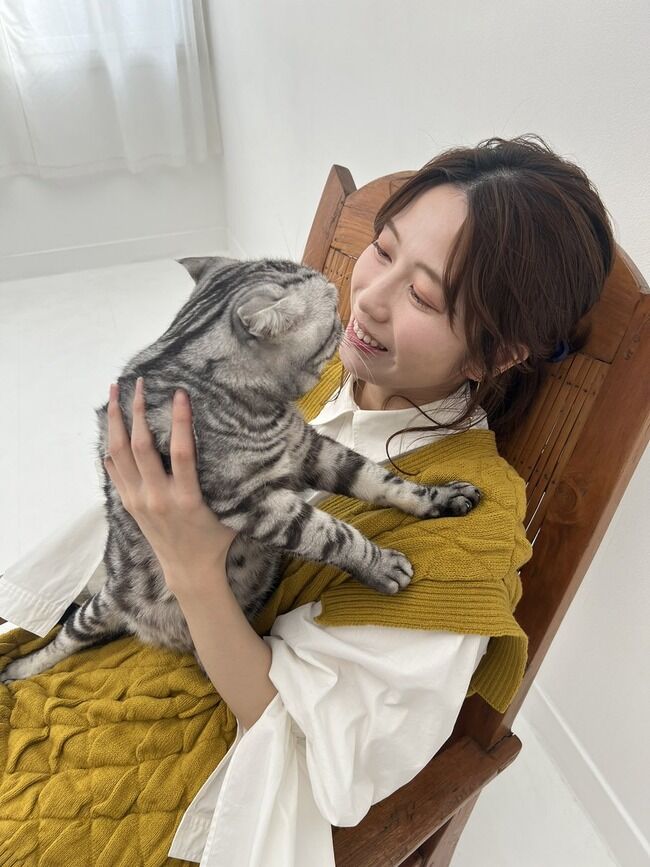 元AKB48横山由依「ビス(猫)と一緒に撮影していただきました