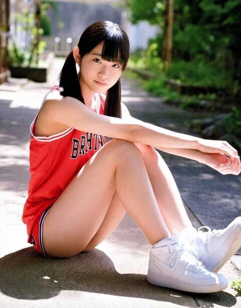 山内瑞葵ちゃんのショートパンツが短すぎておしりが見えそうwww