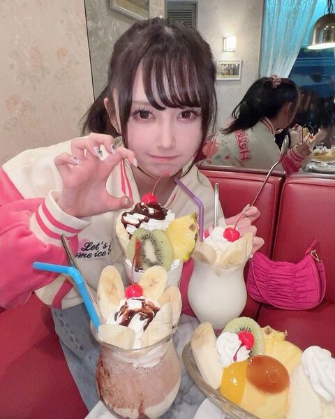 みかにゃん、大量のパフェを注文してしまうwww