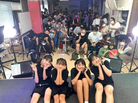 【悲報】某地下アイドルグループのライブ、ヲタを詰め込みすぎて三密になってしまう。。。